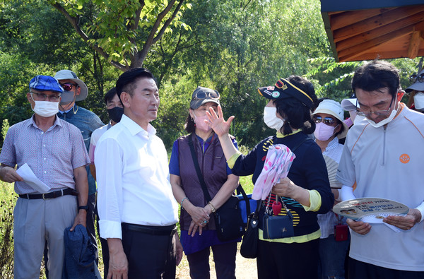▲ 김동근 의정부시장이 부용터널 상부 유휴부지 횔용방안을 모색하기 위해 주민들과 현장을 방문했다.