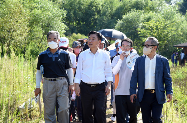 ▲ 김동근 의정부시장이 부용터널 상부 유휴부지 횔용방안을 모색하기 위해 주민들과 현장을 방문했다.