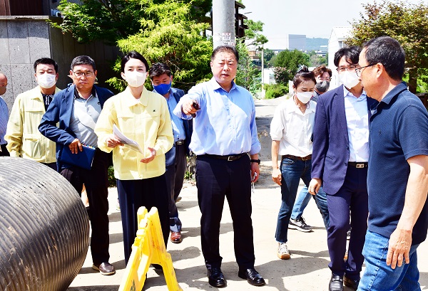 ▲김경일 파주시장, ‘소통문’ 열겠다···읍면동 방문으로 소통 첫 단추_산남동 난개발 민원현장 방문