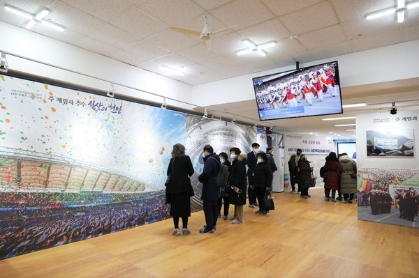 ▲ 신천지예수교 의정교회, 10만 수료식 기획 사진전 '큰 호응'